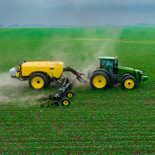 Tractor con pulverizadora en un campo de cultivo
