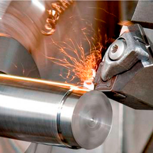 Torno industrial mecanizando una pieza de acero