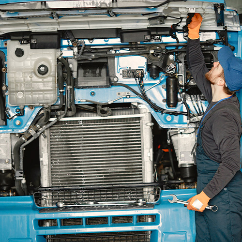 Mecánico revisando el motor de un camión